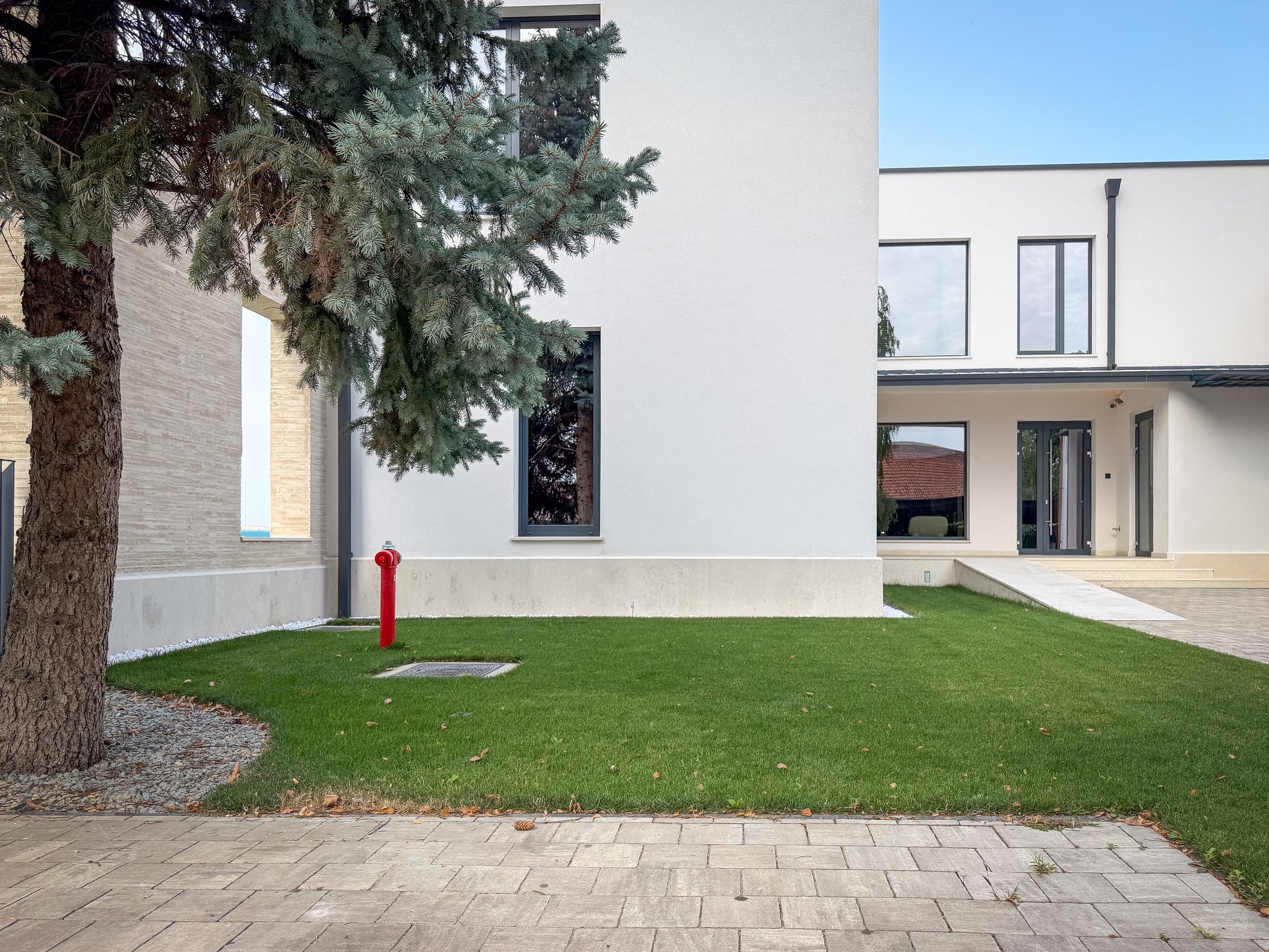 Dental Clinic Alba Iulia — Garden and exterior courtyard