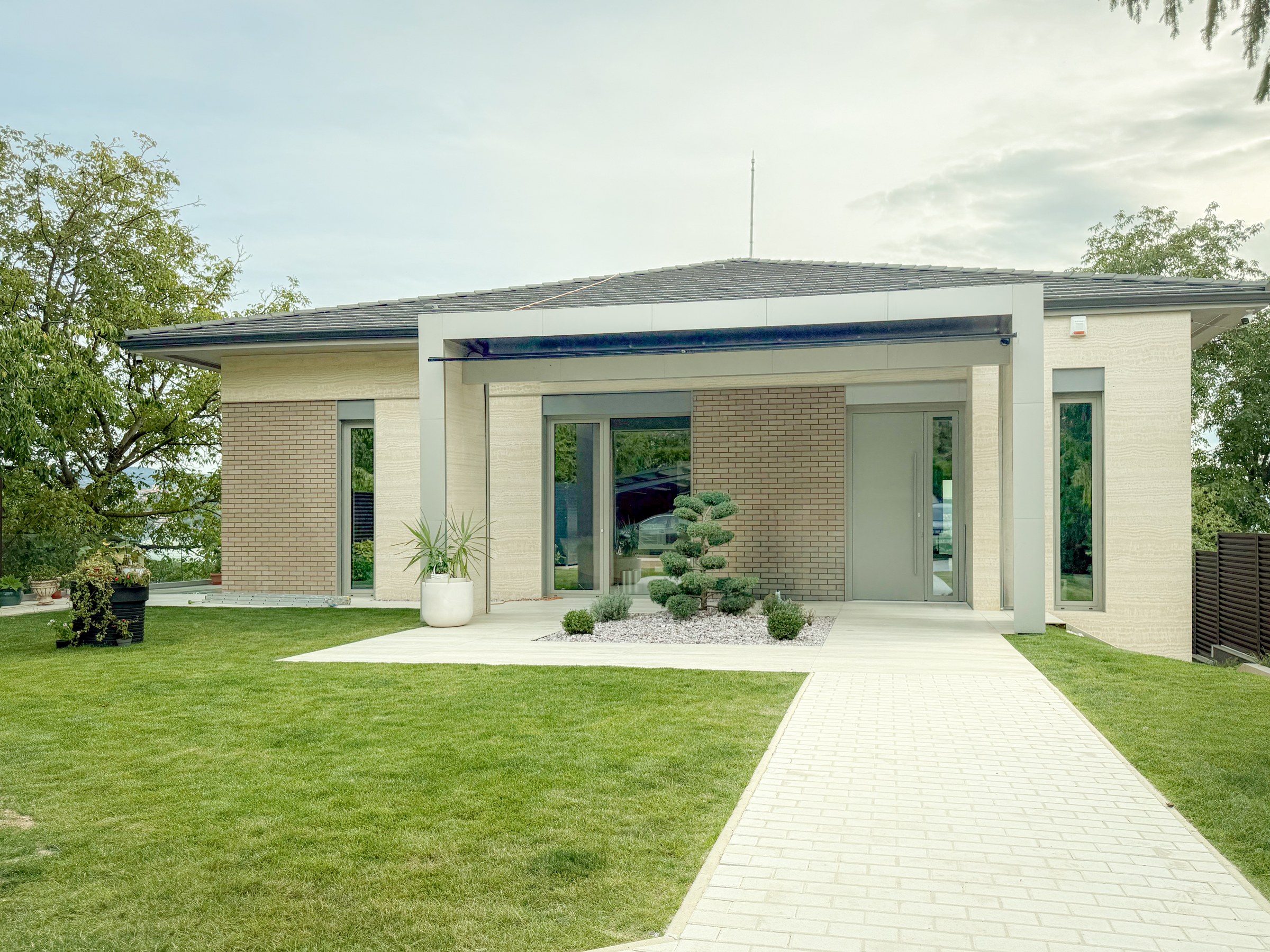Residential House Cluj — Modern facade and arrival
